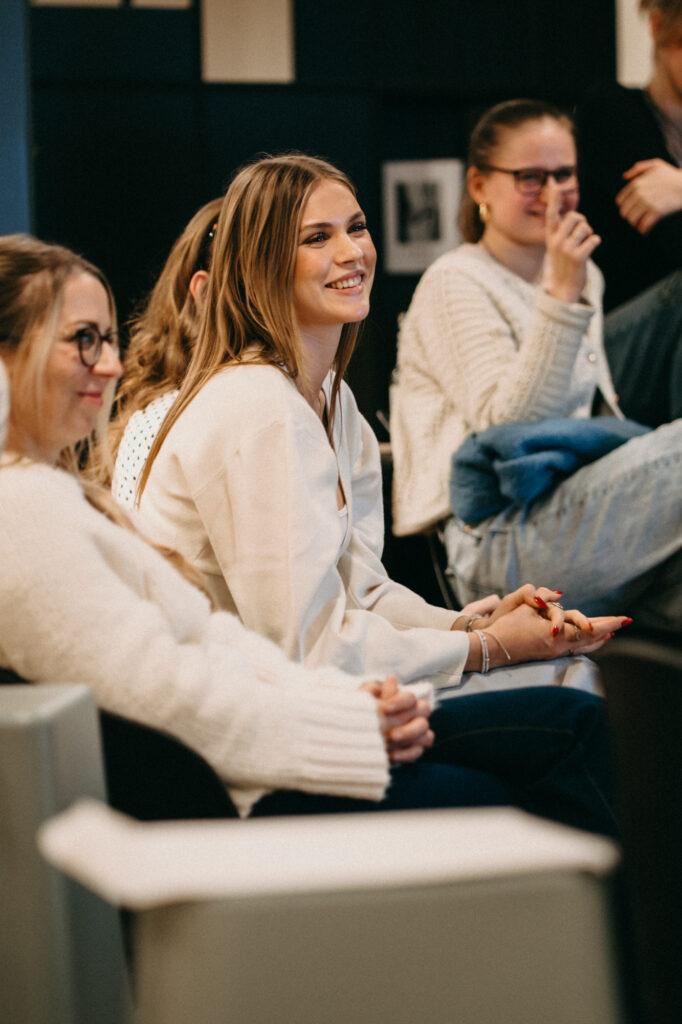 lachende Menschen bei Eventjobs Team Meeting